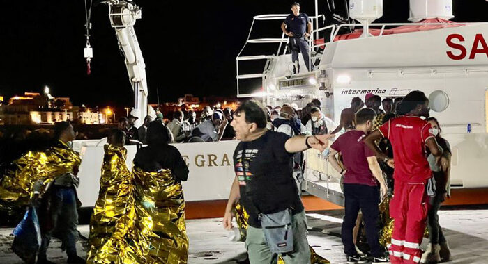 Sbarchi senza sosta a Lampedusa, quasi 4mila in hotspot