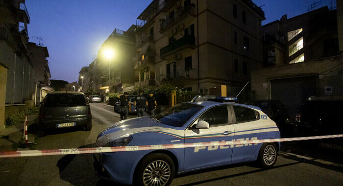 Scoperto durante furto in casa, cade dalle scale e muore