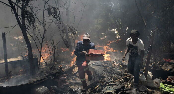 Sudafrica: incendio a Johannesburg, i morti sono 63