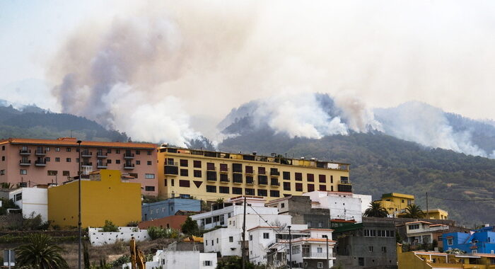 Tenerife ancora in fiamme, sono oltre 12mila gli evacuati