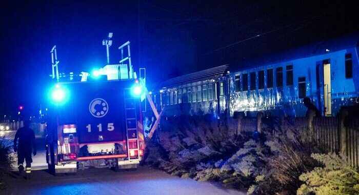 Treno investe e uccide 5 operai nel Torinese, altri due feriti