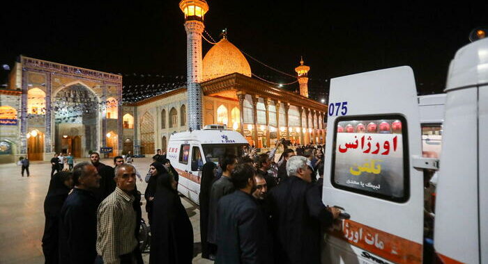 Un morto e 8 feriti nell’attacco a un santuario sciita in Iran