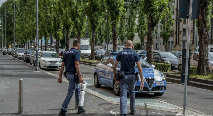 Violenza di gruppo su minorenne a Milano, due arresti