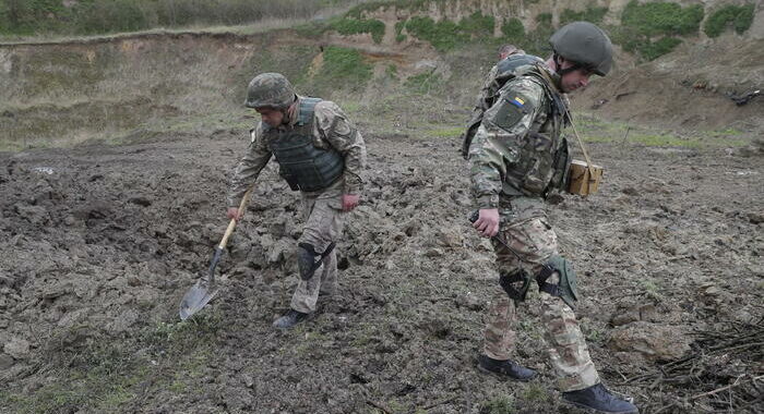 Zelensky, 174mila km quadrati di Ucraina coperti di mine