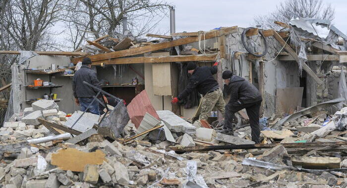 Zelensky, 3 morti per raid russo su città di Zaporizhzhia