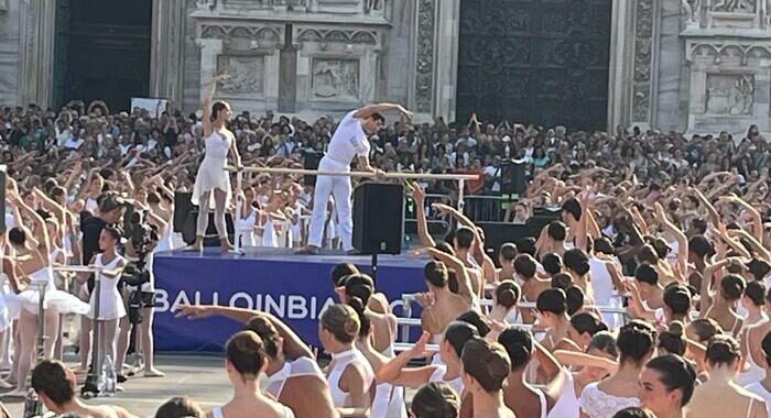 Bolle fa lezione in piazza Duomo, ‘la danza è maestra di vita’