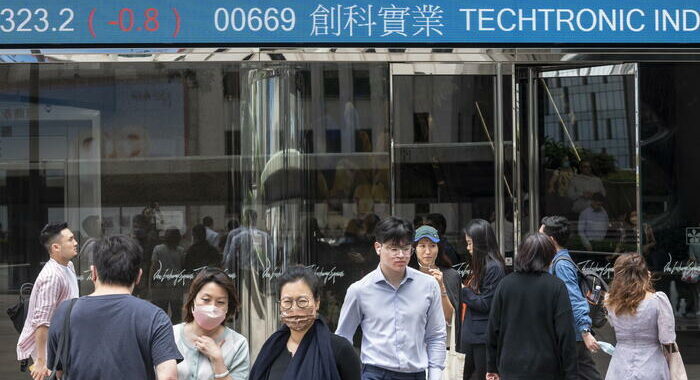 Borsa: Hong Kong negativa, apre a -0,32%