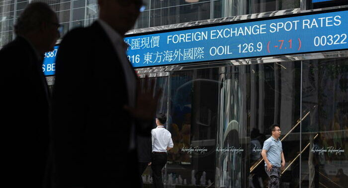 Borsa: Hong Kong negativa, apre a -0,38%