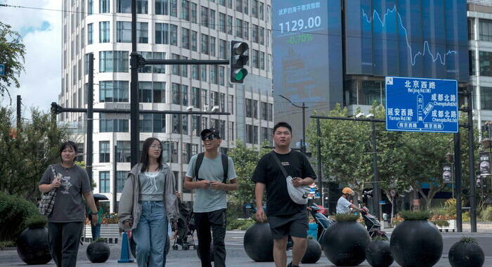 Borsa: Hong Kong positiva, apre a +0,51%