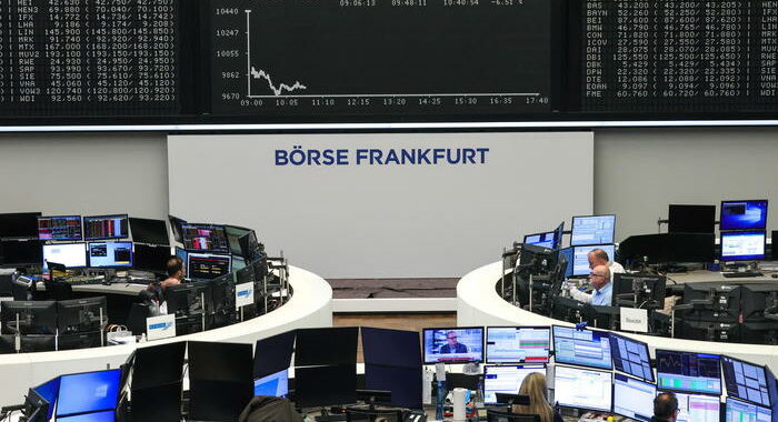 Borsa: l’Europa chiude in calo, nervosi i titoli di Stato