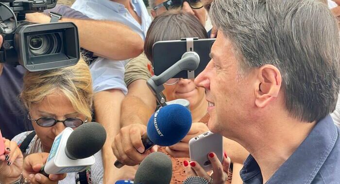 Conte visita l’hotspot di Lampedusa