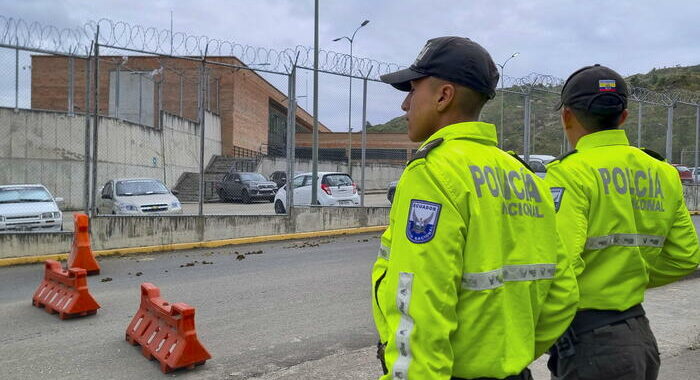 Ecuador, liberate le 57 guardie prese in ostaggio in un carcere