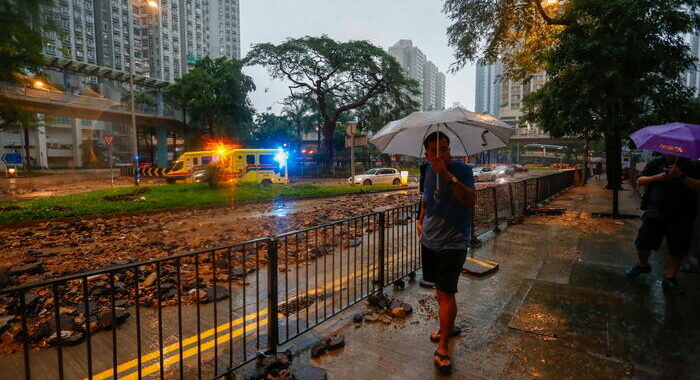 Hong Kong, nella notte le piogge più pesanti dal 1884