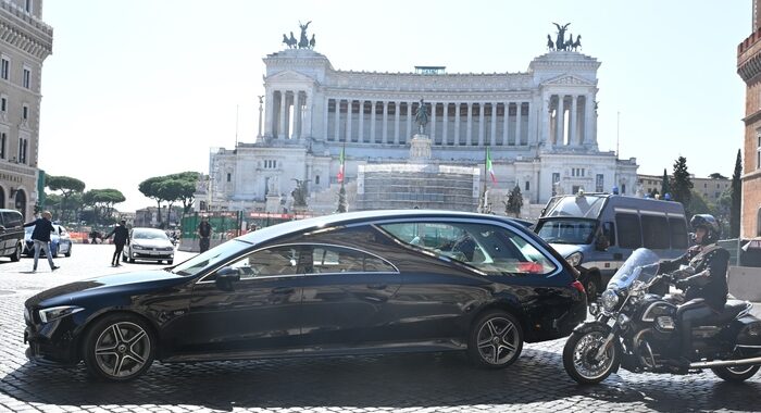 Il feretro di Napolitano fa il suo ingresso a Montecitorio