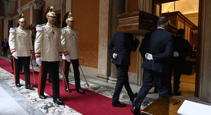 Il feretro di Napolitano lascia il Senato, verso la Camera