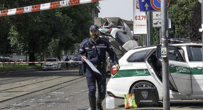 Investito fuori da un locale da pirata della strada, morto