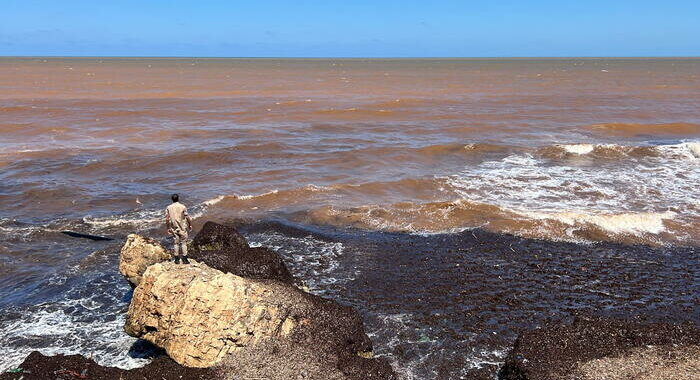 Libia: i corpi delle vittime di Derna sulle spiagge di Tobruk