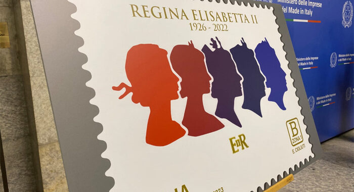 L’Italia omaggia Elisabetta II con francobollo commemorativo