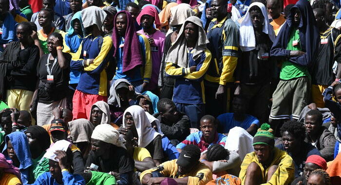 Macron, su Lampedusa ‘dovere di solidarietà europea’