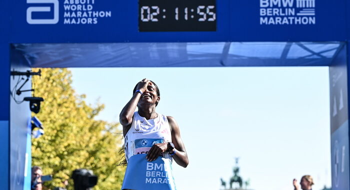 Maratona, l’etiope Assefa migliora di 2′ il record del mondo donne