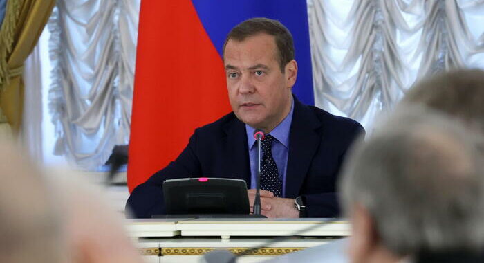 Medvedev, deplorevole la nuova militarizzazione del Giappone