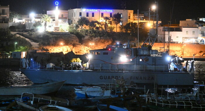 Migranti: altri 4 sbarchi a Lampedusa, centinaia in arrivo