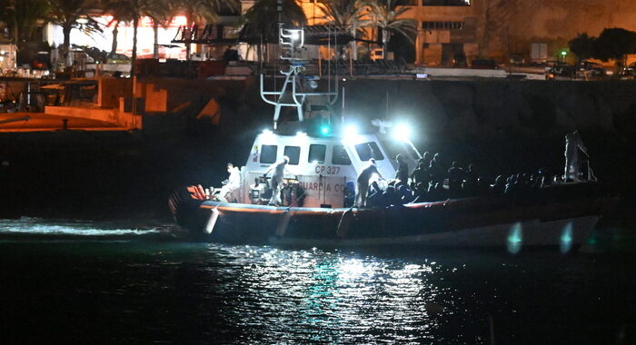 Migranti: ancora sbarchi a Lampedusa, proseguono i trasferimenti