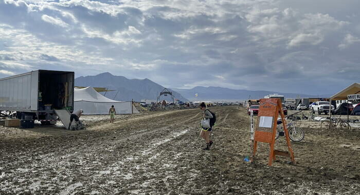 Piove sul Burning Man, 70.000 persone bloccate nel Nevada