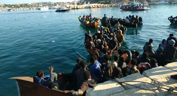 Sbarchi continui a Lampedusa, c’è la fila di barchini al molo