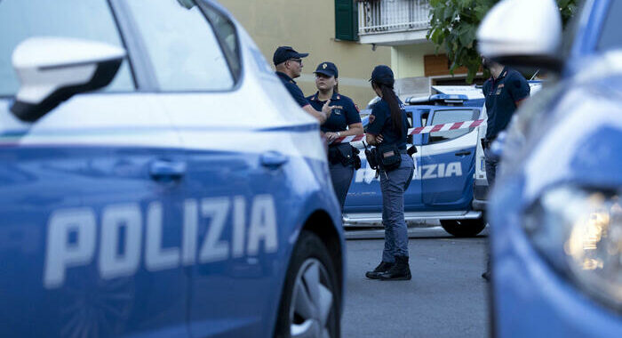 Uomo ucciso a Roma, cadavere in un carrello della spesa