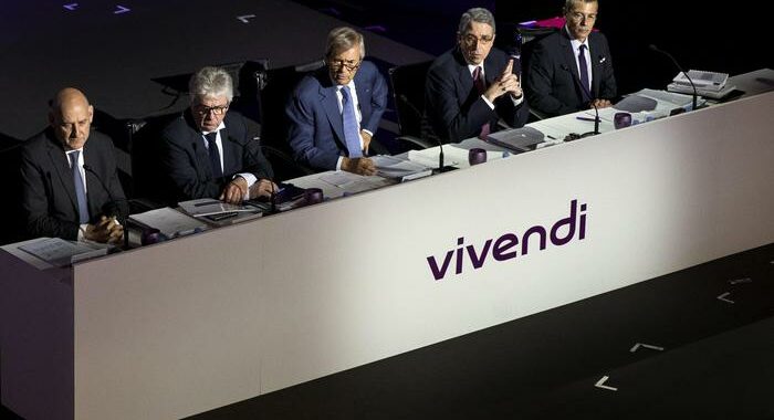 Vivendi chiede incontro al governo e la Borsa specula su Tim