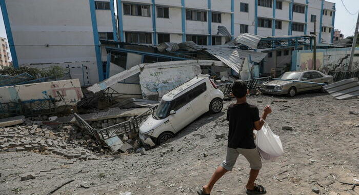 Almeno 6 morti in raid Israele su scuola usata come rifugio