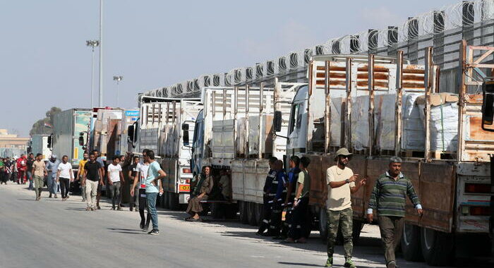 Aperto il valico di Rafah, passano i primi camion