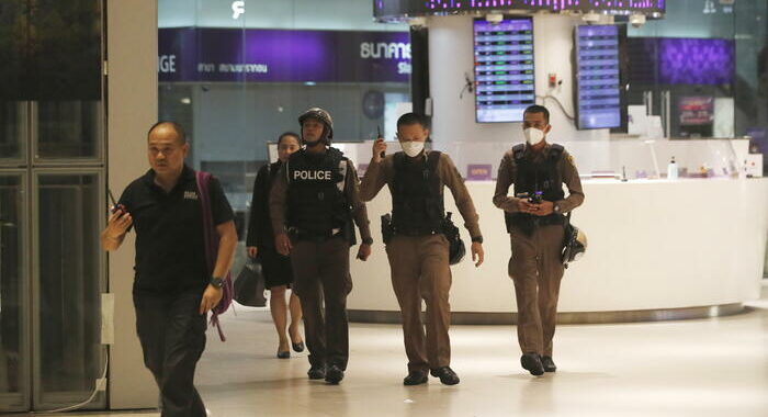 Arrestato aggressore in centro commerciale di Bangkok:ha 14 anni