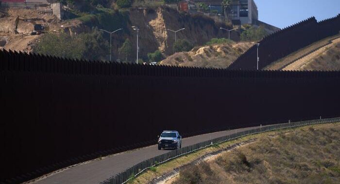 Biden rilancia il muro di Trump, ok ad altri 32 km