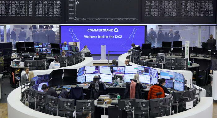 Borsa: l’Europa chiude contrastata, si guarda a banche centrali