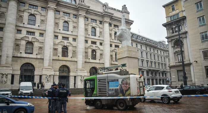 Borsa: Milano apre in calo (-0,64%)