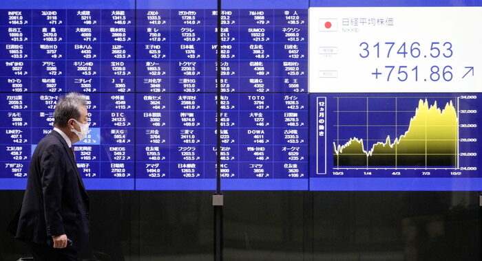 Borsa: Tokyo, chiusura poco variata (+0,01%)