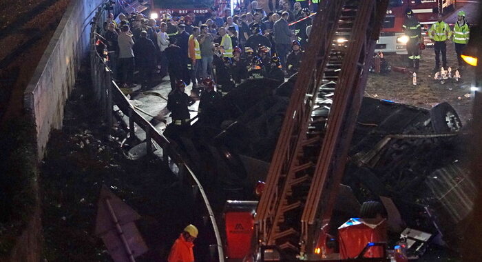 Bus cade da un cavalcavia a Mestre, almeno 21 morti