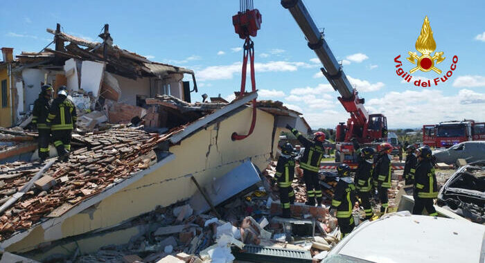 Casa crolla dopo un’esplosione, un morto e un disperso