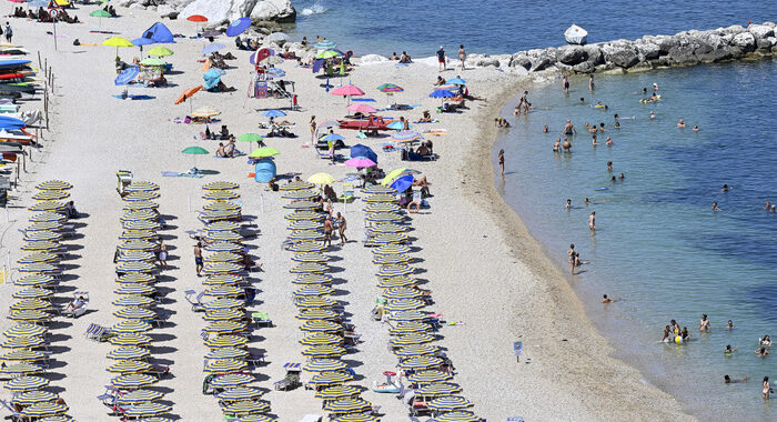 Chiuso tavolo sui balneari, 33% delle coste in concessione