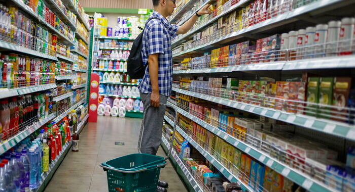 Cina: segnali deflazione da prezzi al consumo di settembre