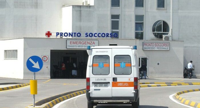 ++ Citofona a vicini e accoltella17enne, ragazza è grave ++