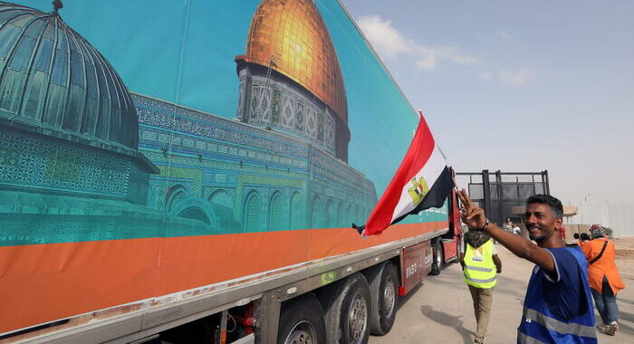 Esercito, ieri a Rafah entrati 14 camion con aiuti umanitari