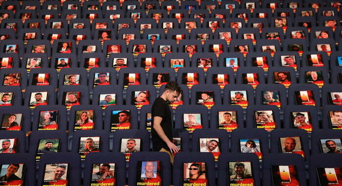 Foto di 1.000 vittime di Hamas in platea all’ateneo di Tel Aviv