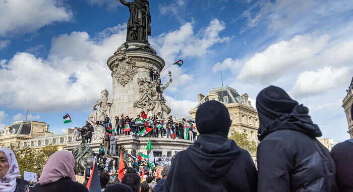 Francia: stelle di David su abitazioni e negozi Parigi