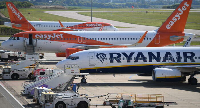 Incendio in parcheggio, aeroporto londinese Luton ferma voli