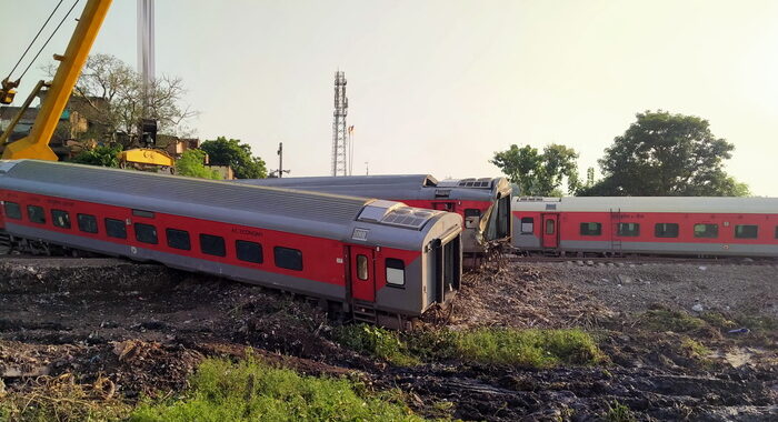 India: scontro tra due treni, almeno 13 morti e 50 feriti