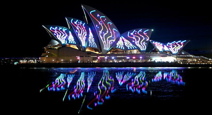 Le vele della Sydney Opera House illuminate per i 50 anni