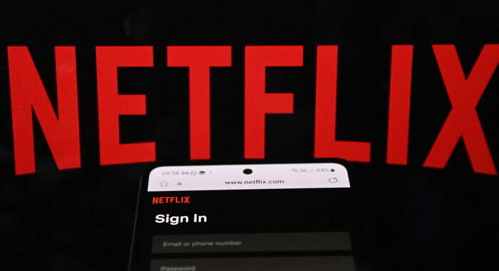 Netflix sale del 18% a Wall Street con conti, Tesla -7,5%